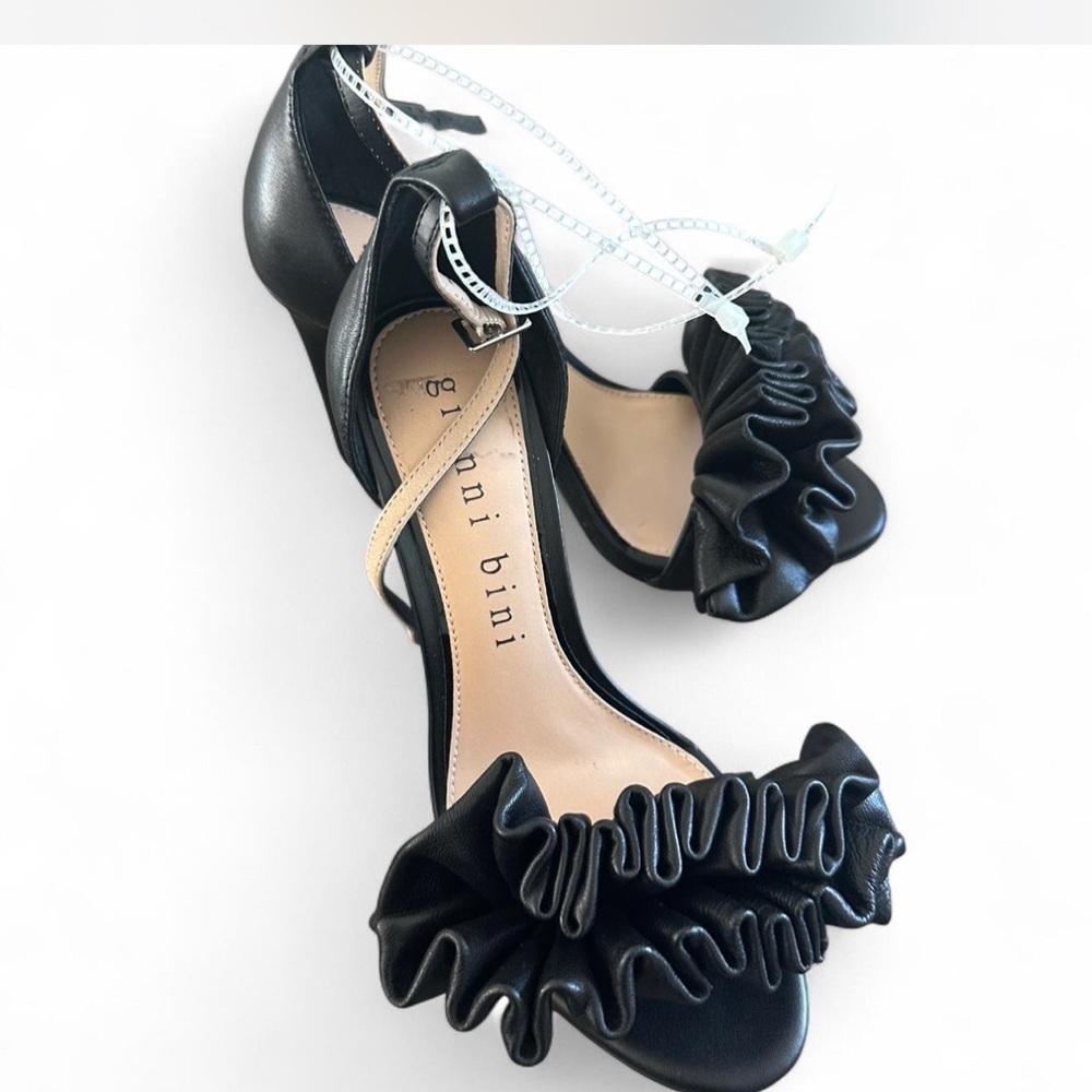 New with Tag Gianna Bini Black Ruffle Women's Heels, size 6